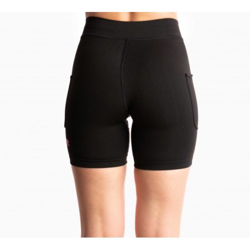 Malla corta compresiva mujer en color negro con el logo Hanker-Sports en rosa, modelo Akasha Black Line trasero.