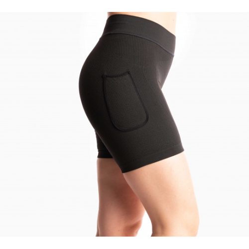 Malla corta compresiva mujer en color negro con el logo Hanker-Sports en rosa, modelo Akasha Black Line lateral.