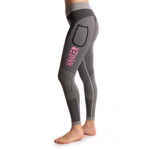 Malla larga gris compresiva con el logotipo Hanker-Sports rosa en el lateral de la pierna