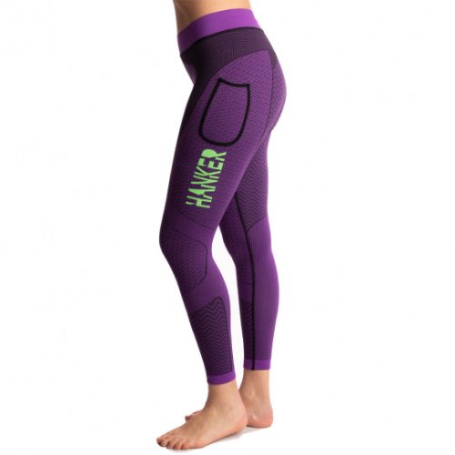 Malla larga compresiva lila con el logotipo Hanker-Sports verde en el lateral de la pierna